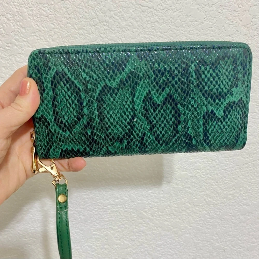 NWOT Green faux fake imitation alligator skin wallet clutch wristlet